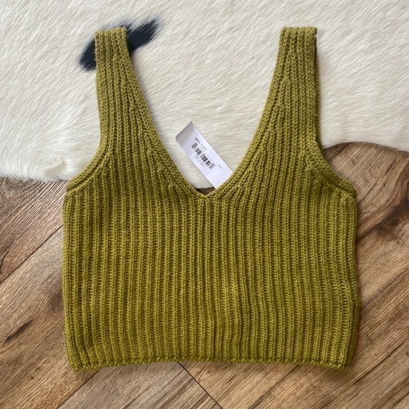 The Drop Tops - sleeveless knitwear top with a V-neckline